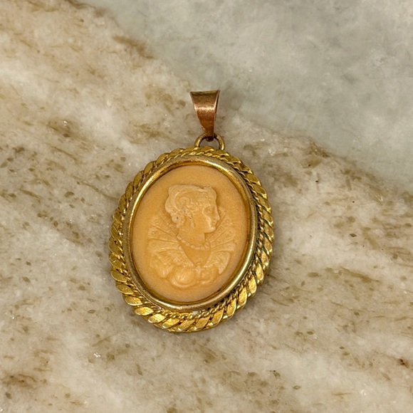 Vintage Gold Cameo Pendant - Picture 5 of 5